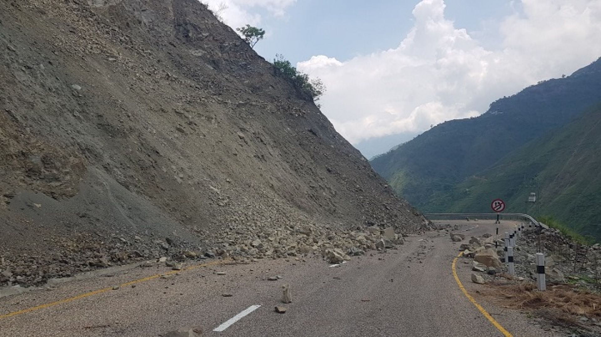 मध्यपहाडी लोकमार्गको सडक धसियो, धसिएको भाग माटोले छोपेको आरोप
